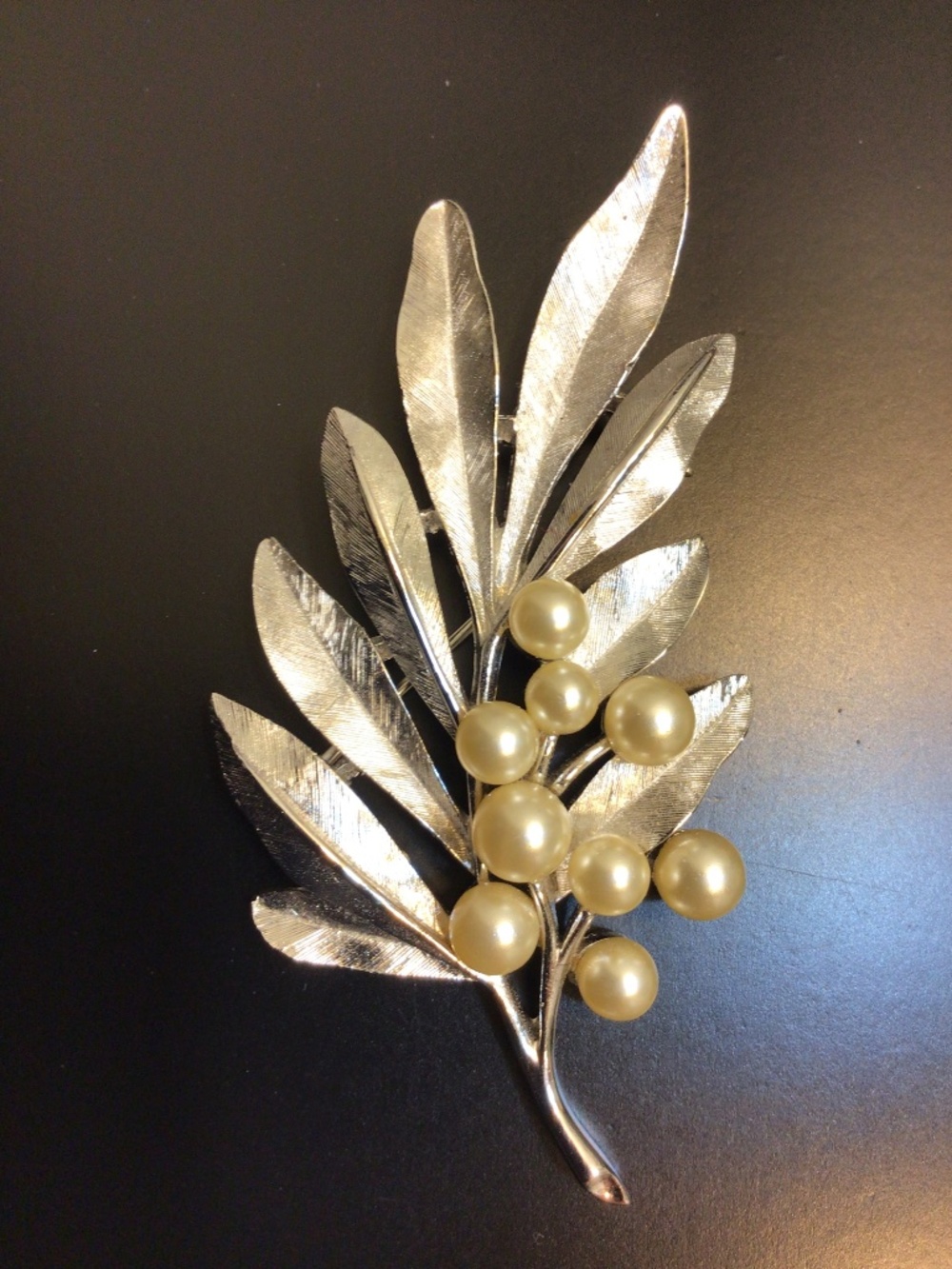 Vtg TRIFARI Textured Leaf & Faux Pearls Brooch Pin Silver-tone Classic Elegant